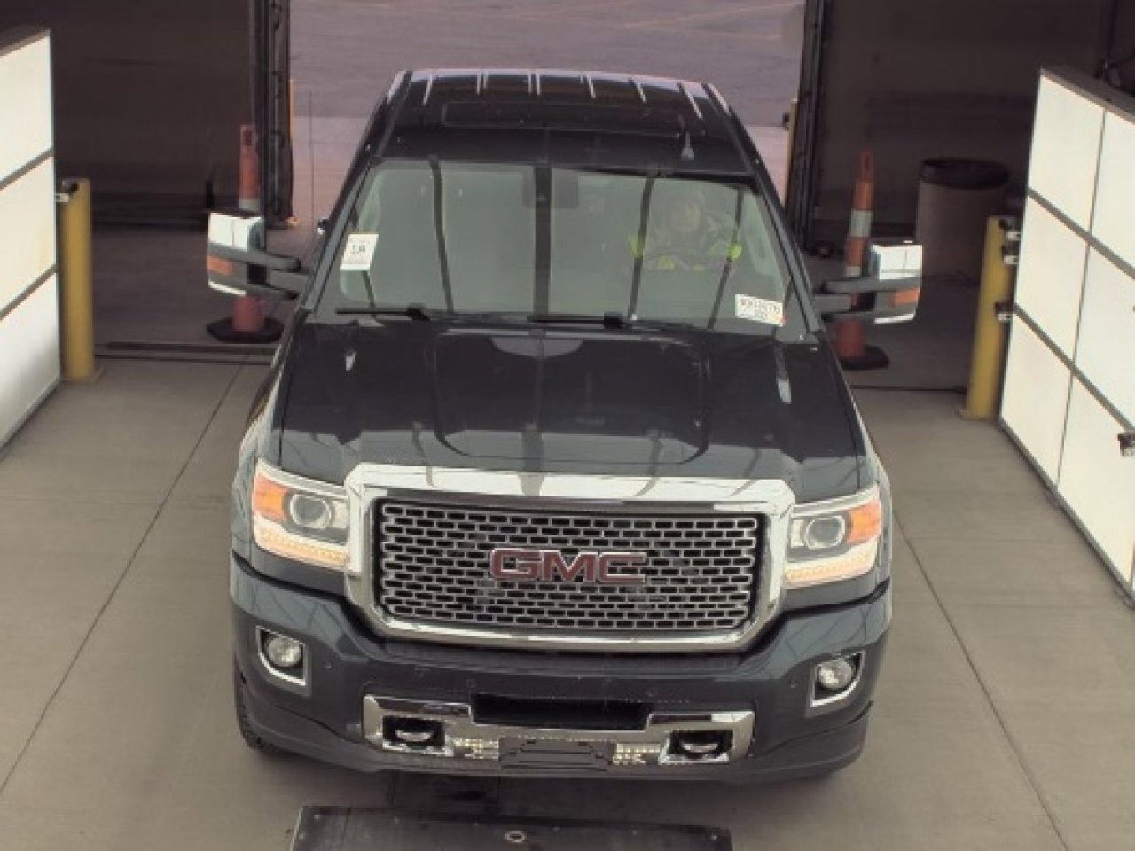 Used 2017 GMC Sierra 3500 Denali image 3
