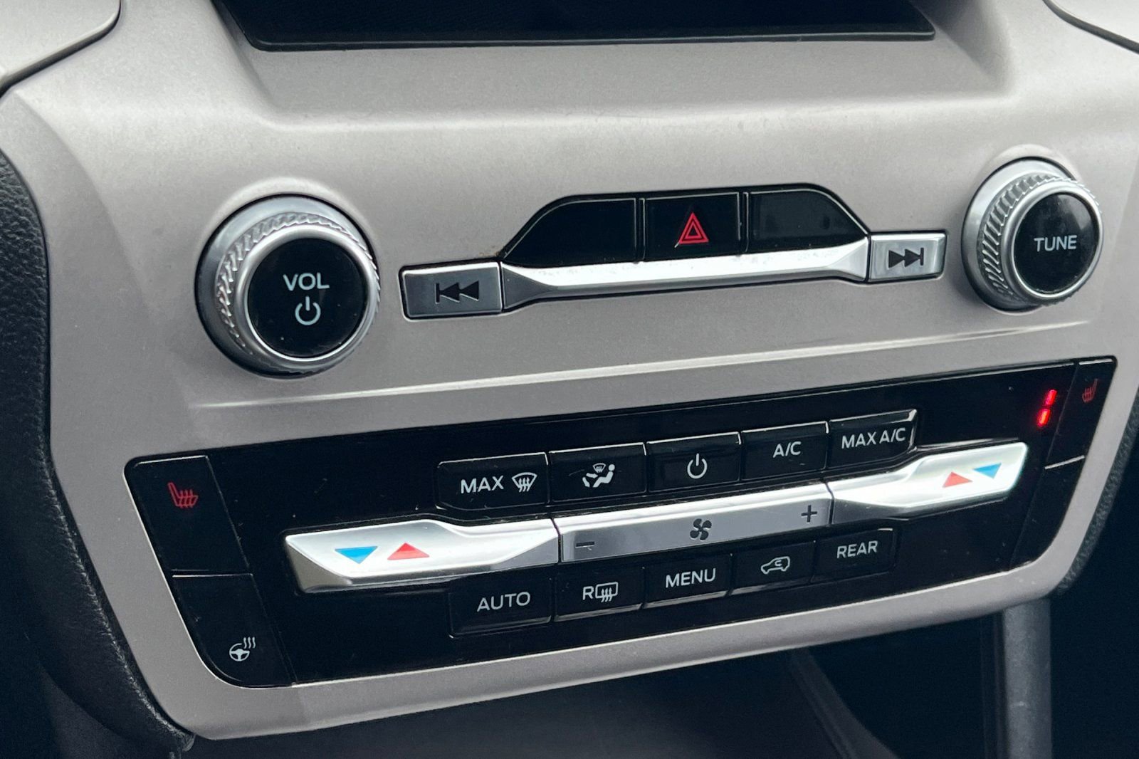 Used 2023 Ford Explorer XLT w/ Equipment Group 202A RWD image 18