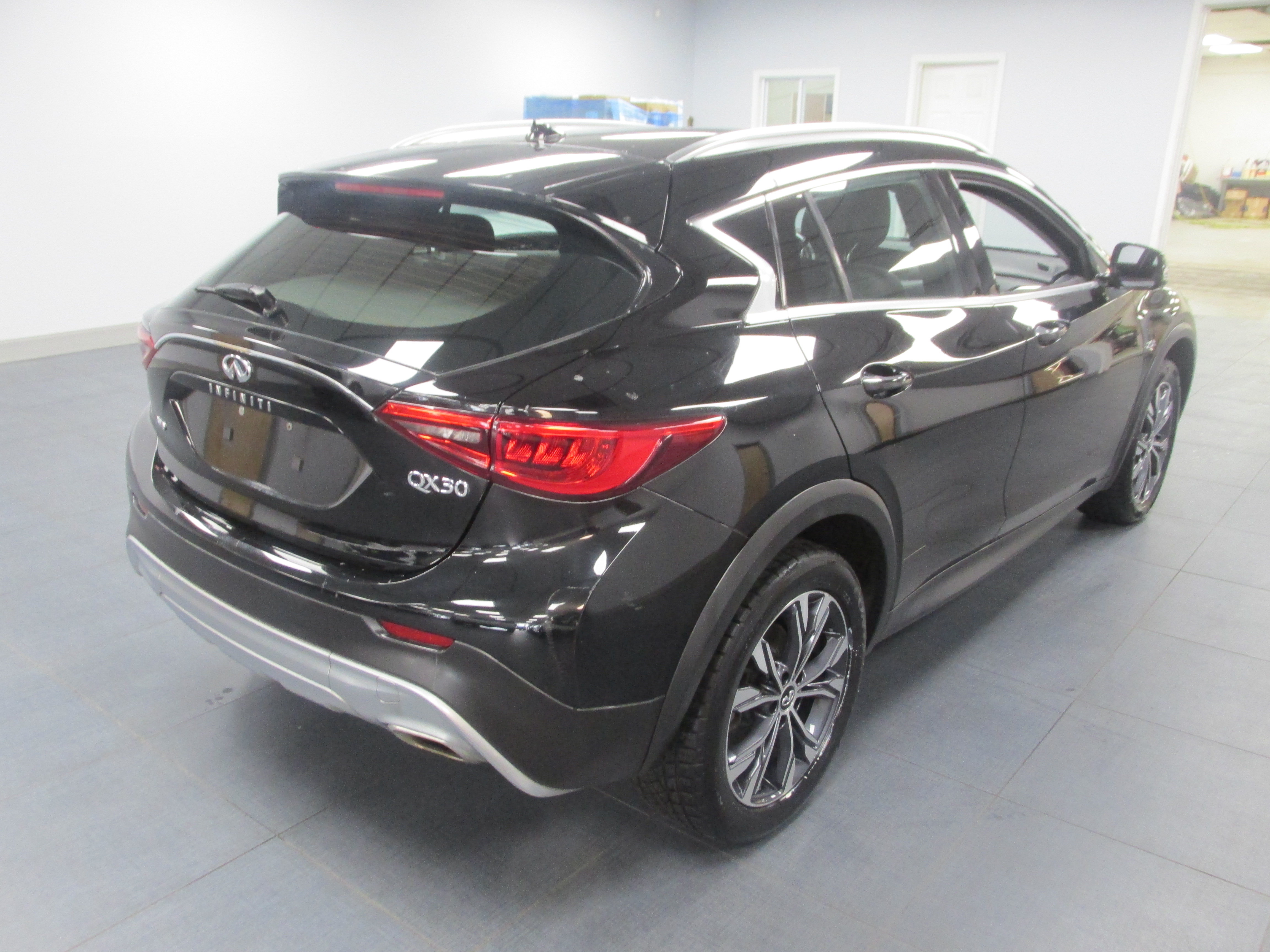 Used 2017 INFINITI QX30 AWD image 5