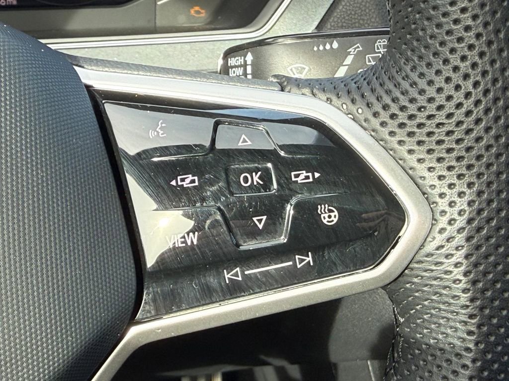 Certified 2022 Volkswagen Tiguan SEL R-Line image 17