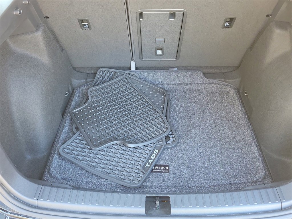 Certified 2025 Volkswagen Taos SE image 7