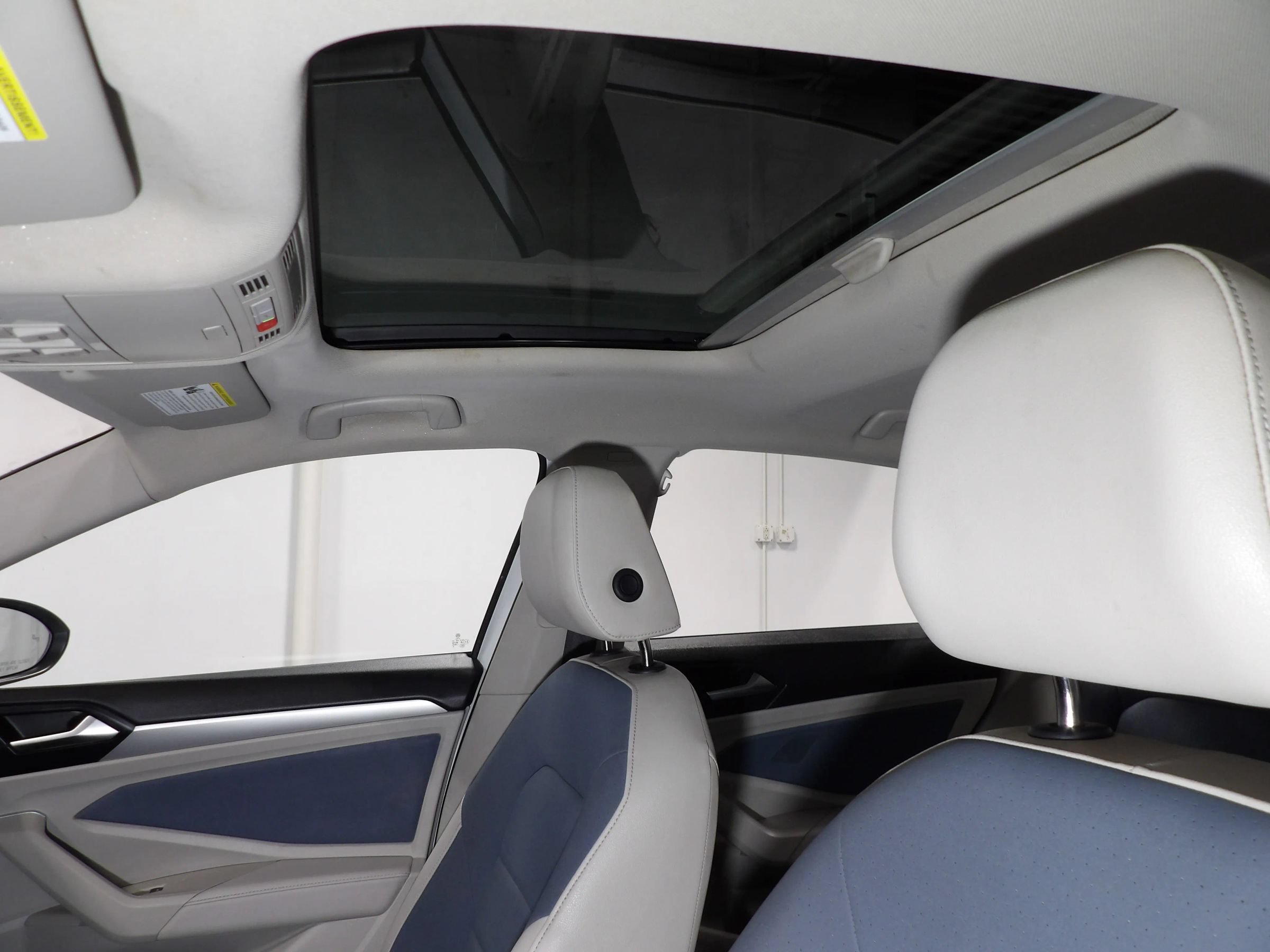 Used 2025 Volkswagen Jetta SE w/ Sunroof Package FWD image 10
