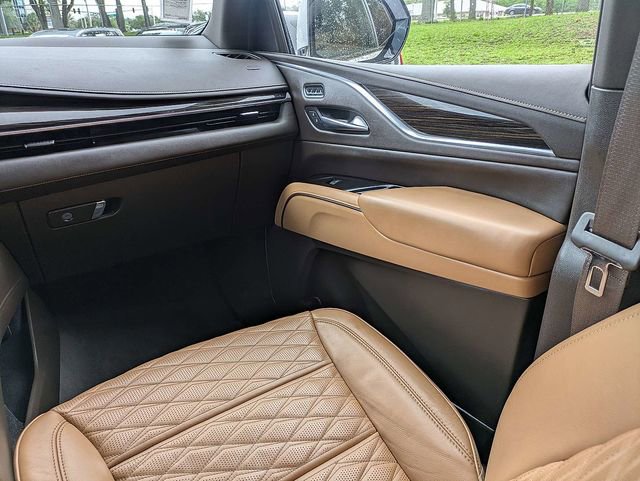 Used 2022 Cadillac Escalade Premium Luxury AWD/4WD image 18
