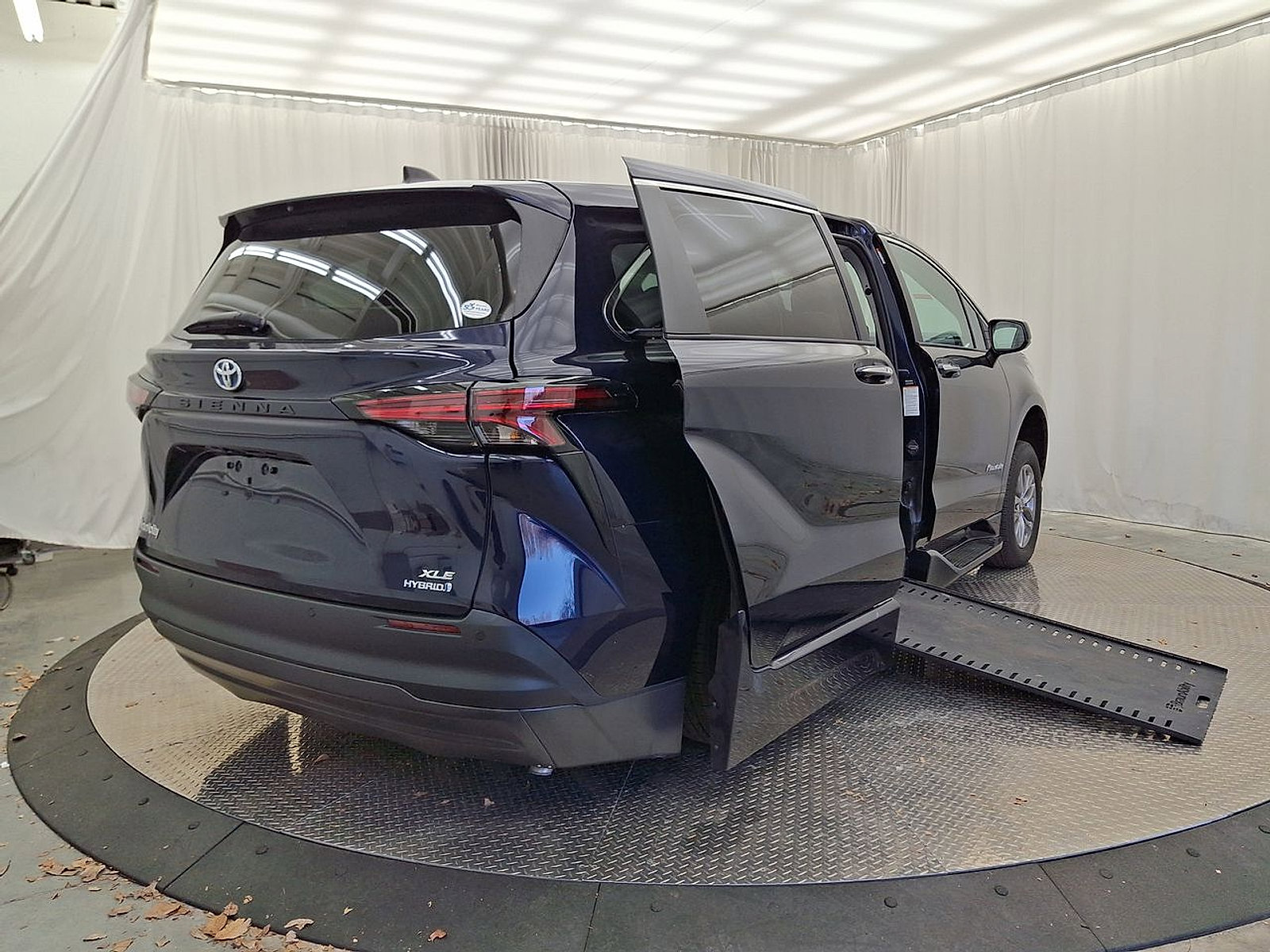 Used 2022 Toyota Sienna XLE image 31