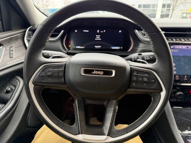 Used 2023 Jeep Grand Cherokee Limited w/ Black Appearance Package image 4