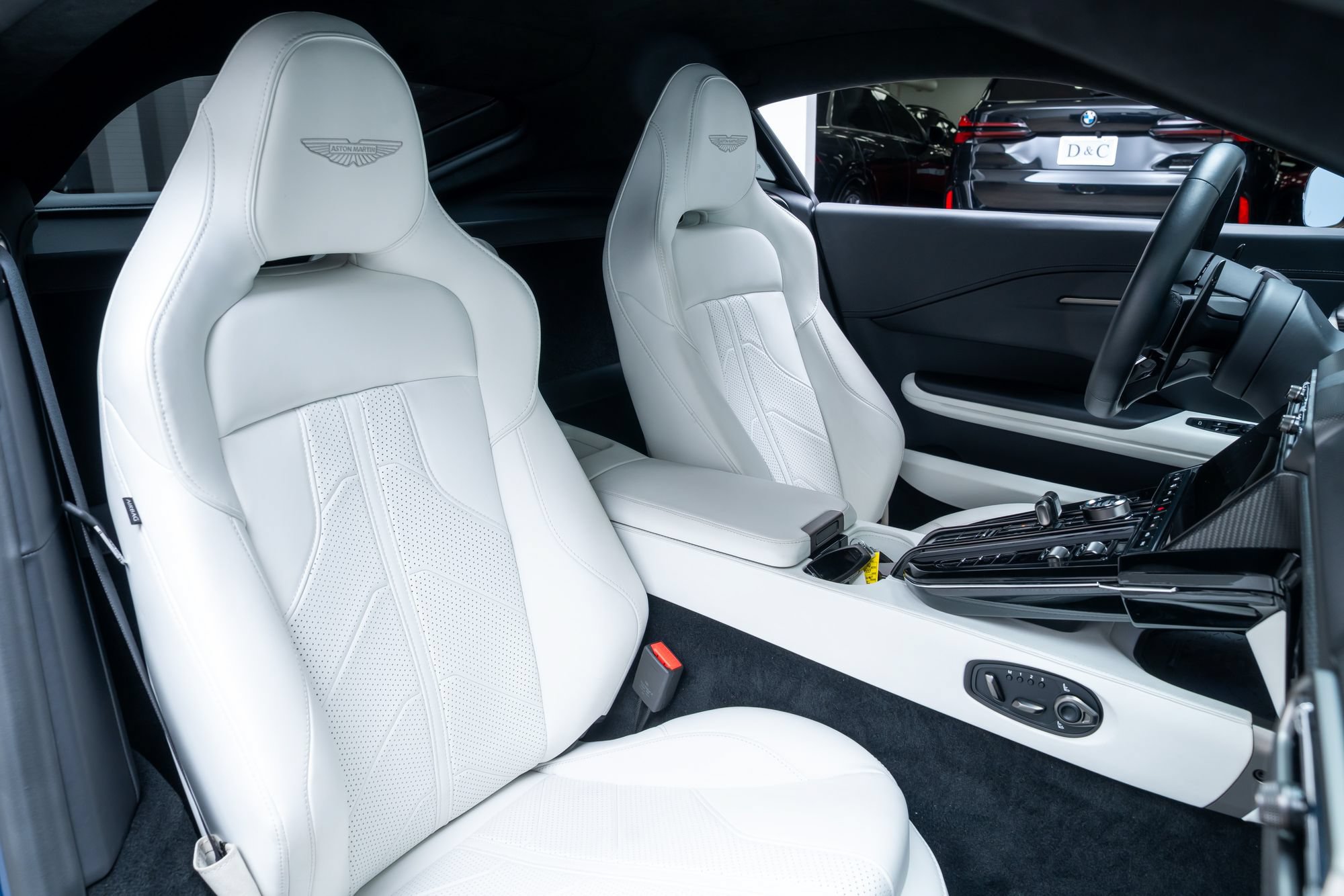 Used 2025 Aston Martin V8 Vantage Coupe RWD image 23