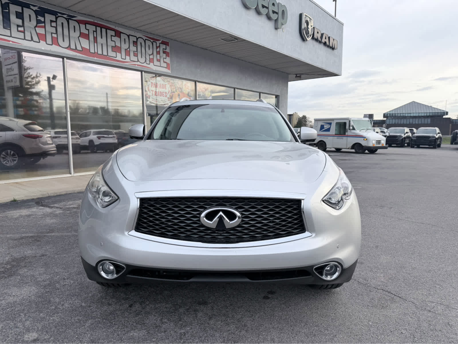 Used 2017 INFINITI QX70 AWD w/ Premium Package image 4