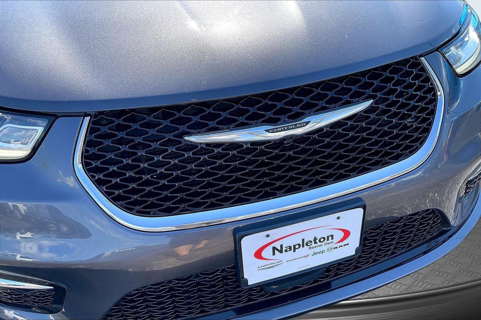 Used 2021 Chrysler Pacifica Touring w/ Cold Weather Group FWD image 26
