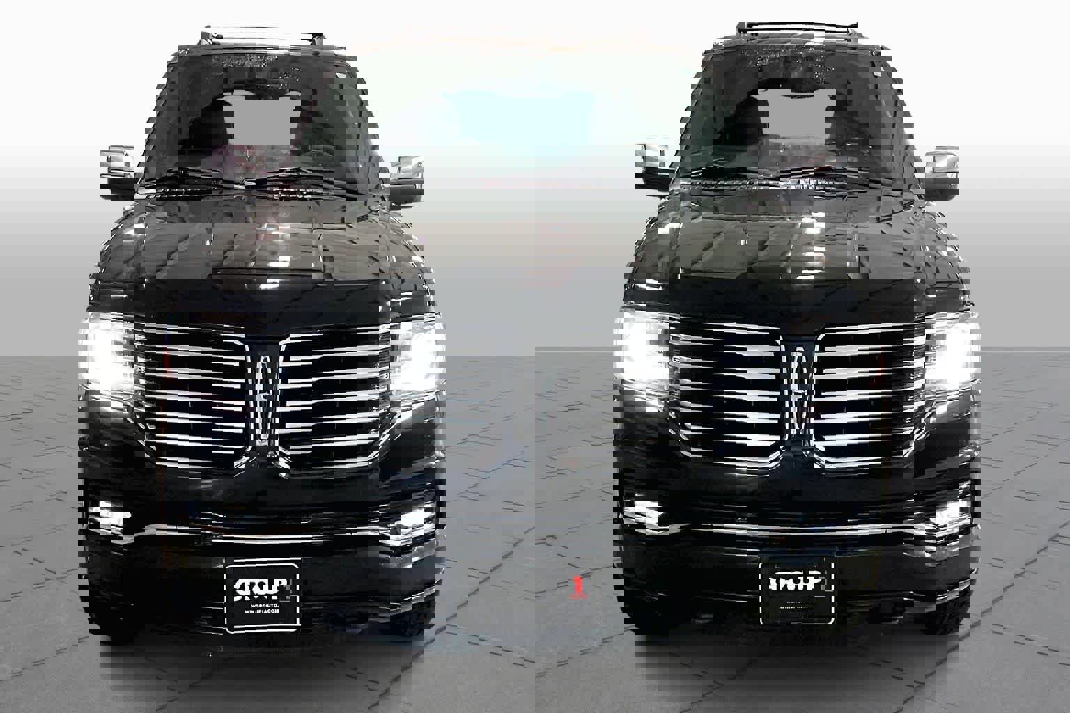 Used 2017 Lincoln Navigator Select image 4