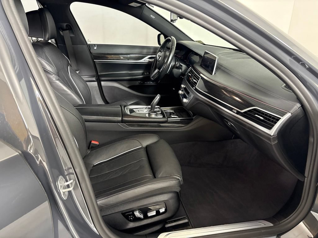 Used 2021 BMW 740i w/ M Sport Package RWD image 17