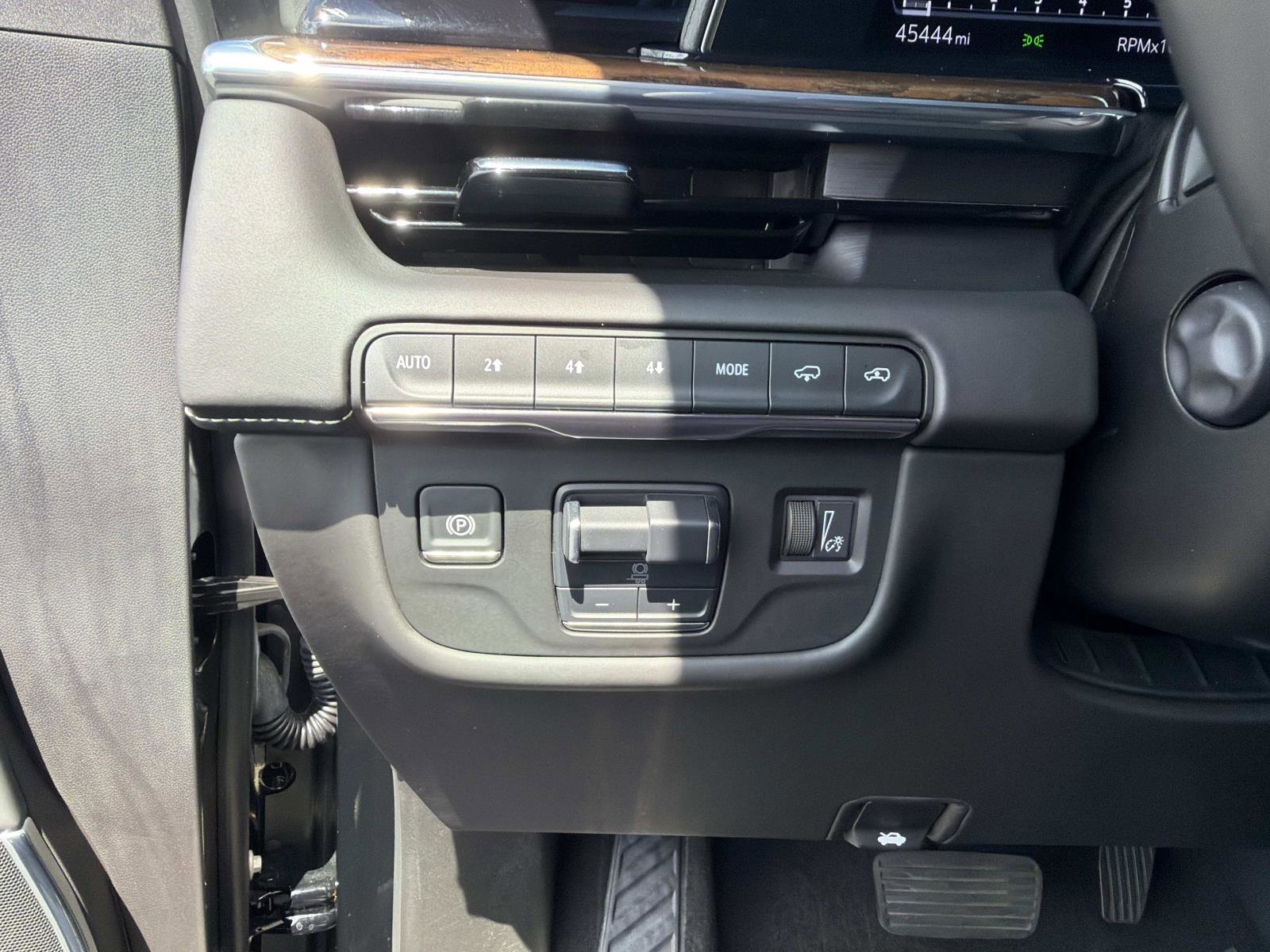 Used 2024 Cadillac Escalade Sport Platinum w/ Heavy-Duty Trailer Package AWD/4WD image 30