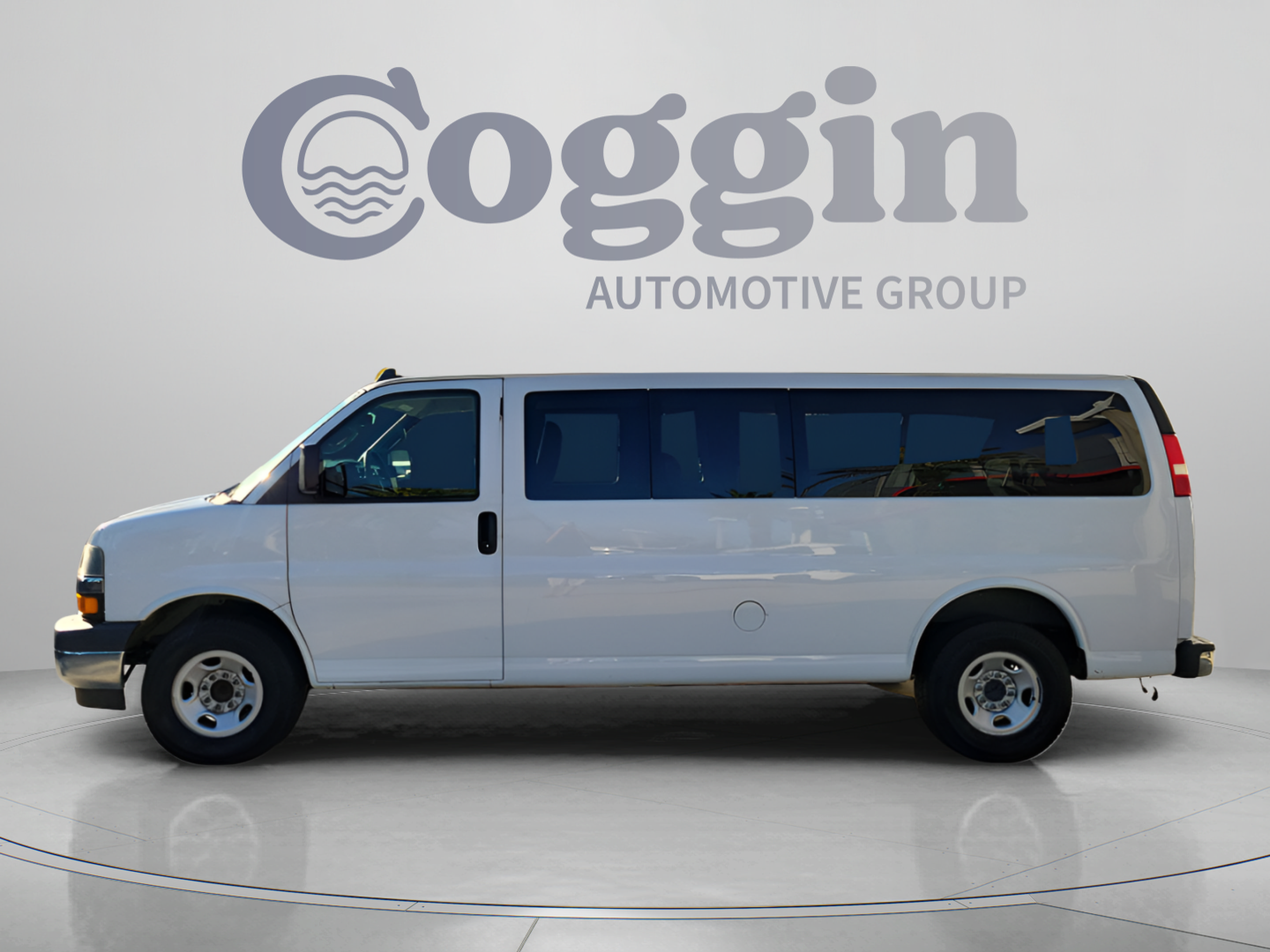 Used 2018 Chevrolet Express 3500 LT w/ LT Preferred Equipment Group RWD image 3