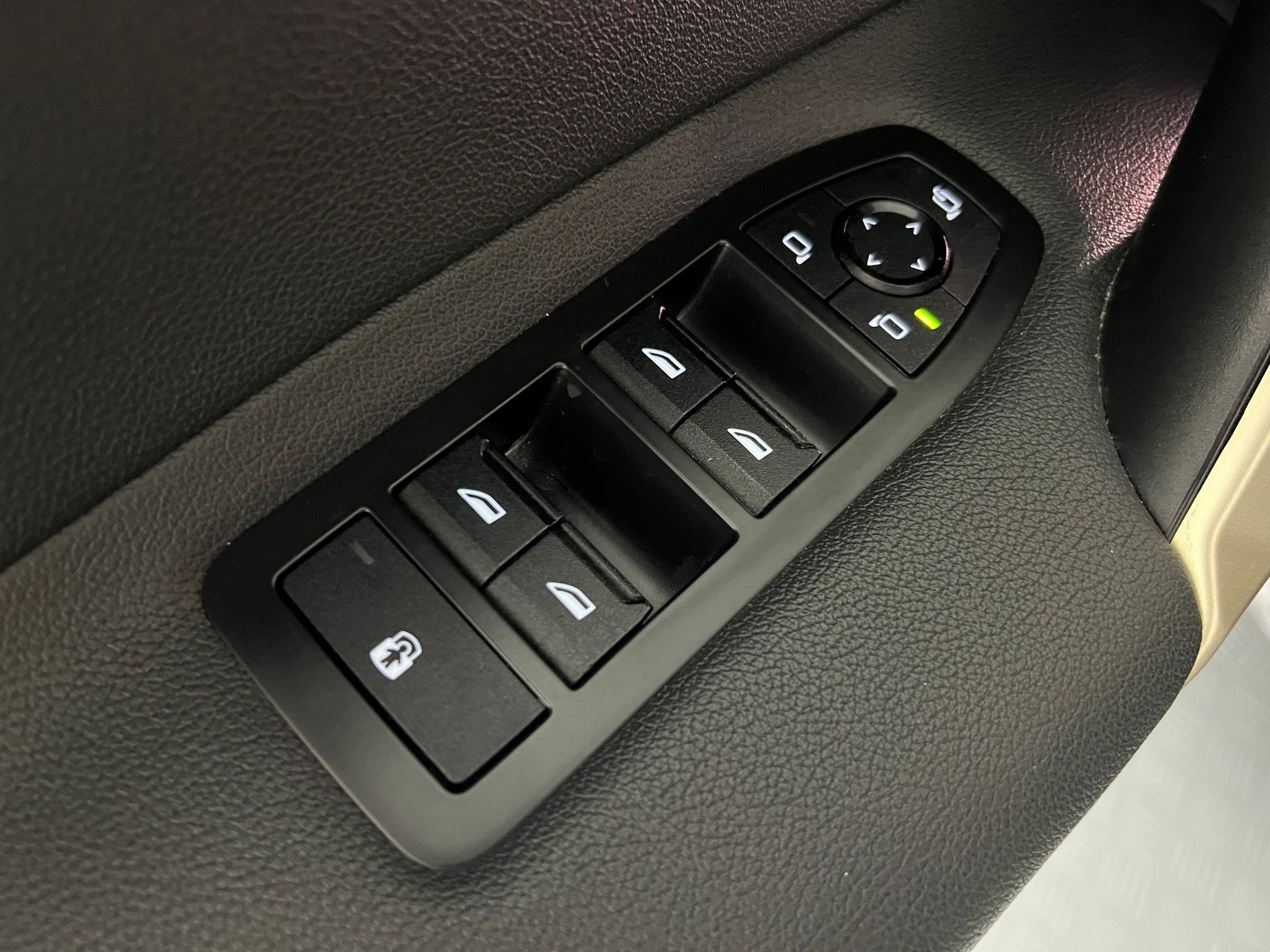 Used 2022 BMW iX xDrive50 w/ Premium Package image 11