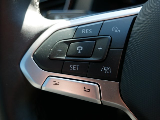 Used 2025 Volkswagen Atlas Peak Edition SE AWD/4WD image 24