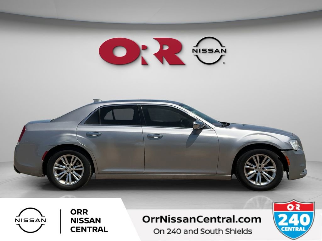 Used 2017 Chrysler 300 C RWD image 4