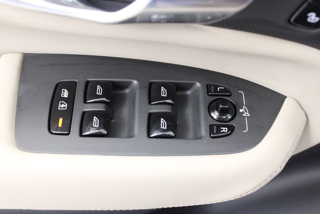 New 2026 Volvo XC90 B6 Plus w/ Protection Package Premier AWD/4WD image 18