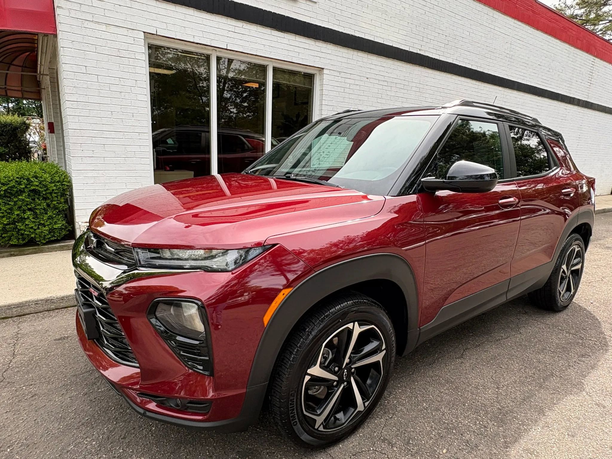 Used 2023 Chevrolet TrailBlazer RS w/ Sun and Liftgate Package AWD/4WD image 2