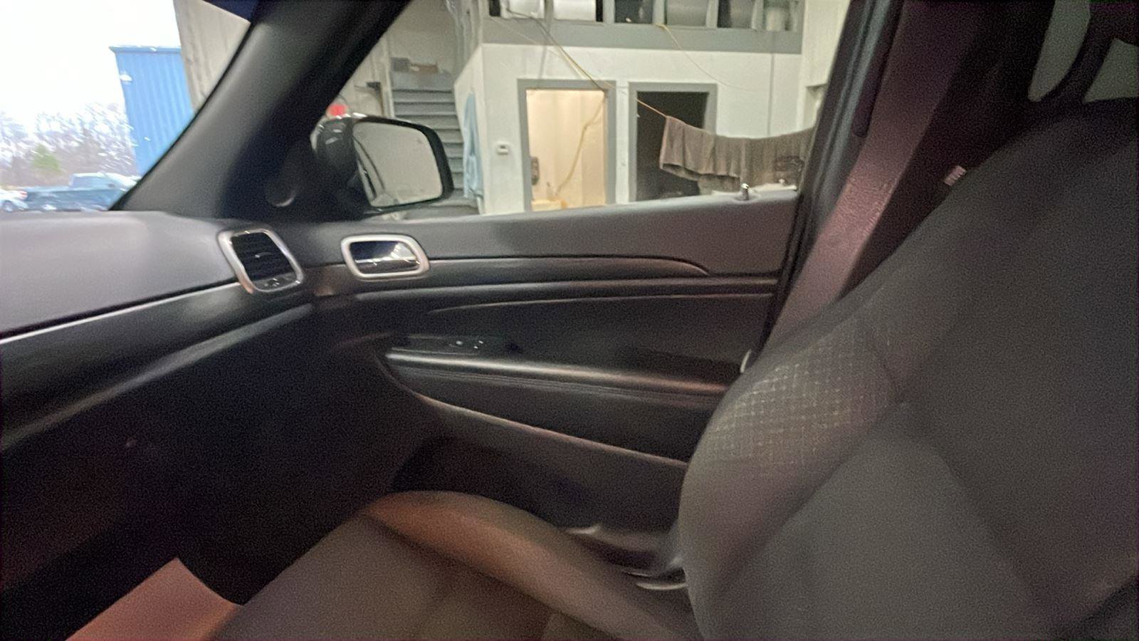 Used 2021 Jeep Grand Cherokee Laredo w/ Security & Convenience Group image 12