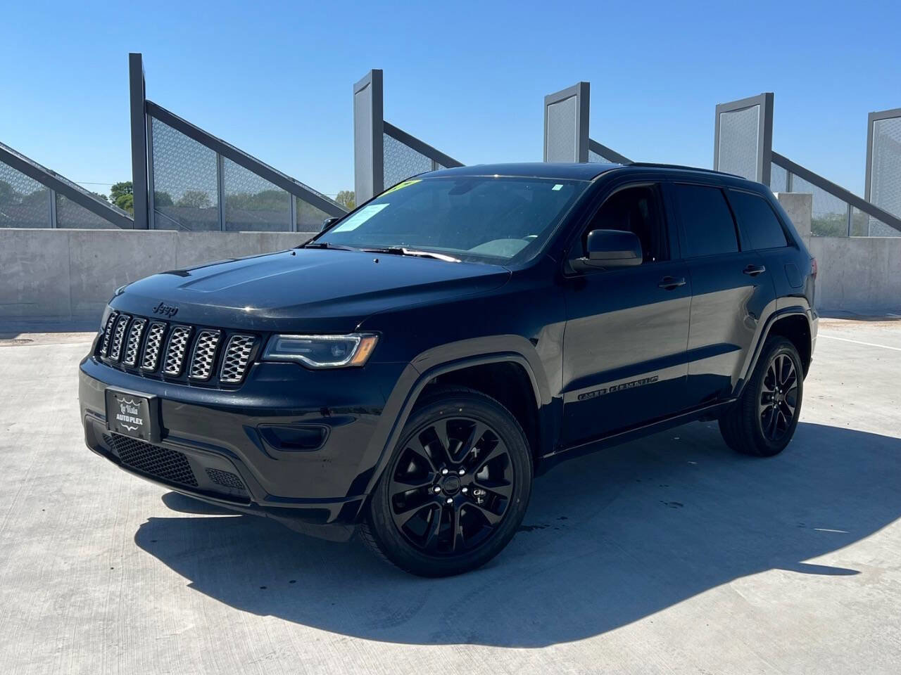 Used 2022 Jeep Grand Cherokee Altitude AWD/4WD image 2