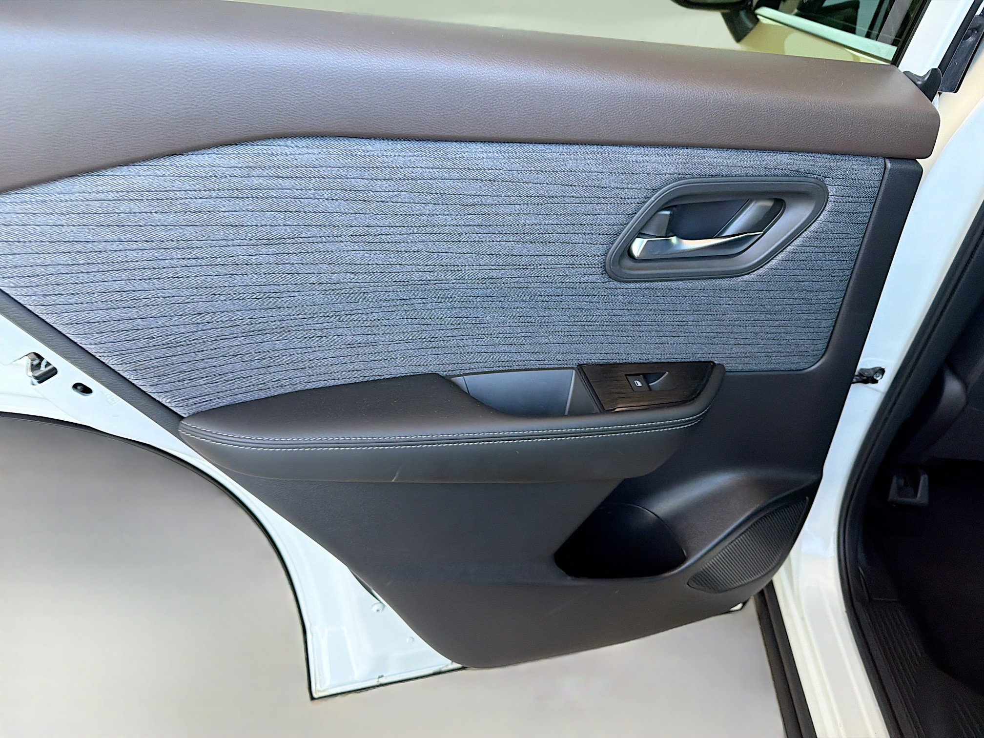 Used 2023 Nissan Rogue SV image 25