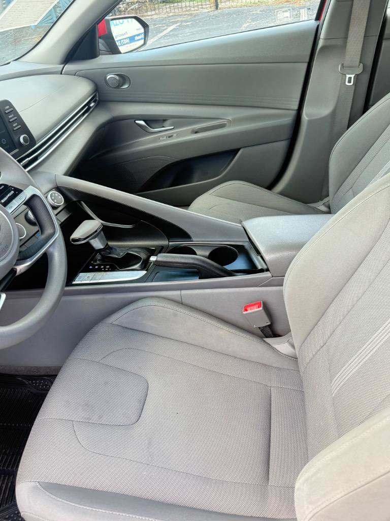 Used 2021 Hyundai Elantra SE FWD image 6