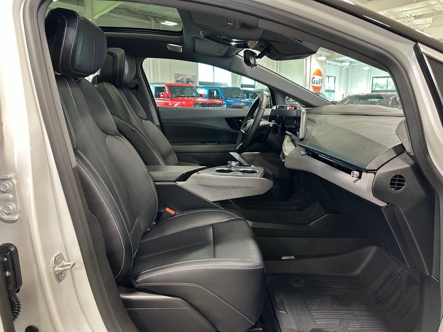 Used 2025 Cadillac Optiq Luxury 2 w/ LPO, Floor Liner Package AWD/4WD image 41