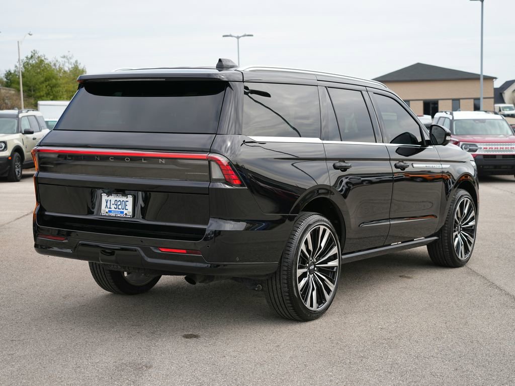 Used 2025 Lincoln Navigator Reserve AWD/4WD image 7