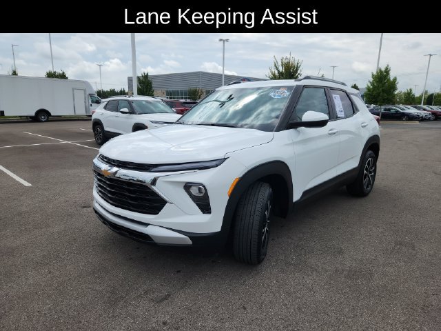 Used 2025 Chevrolet TrailBlazer LT AWD/4WD image 3