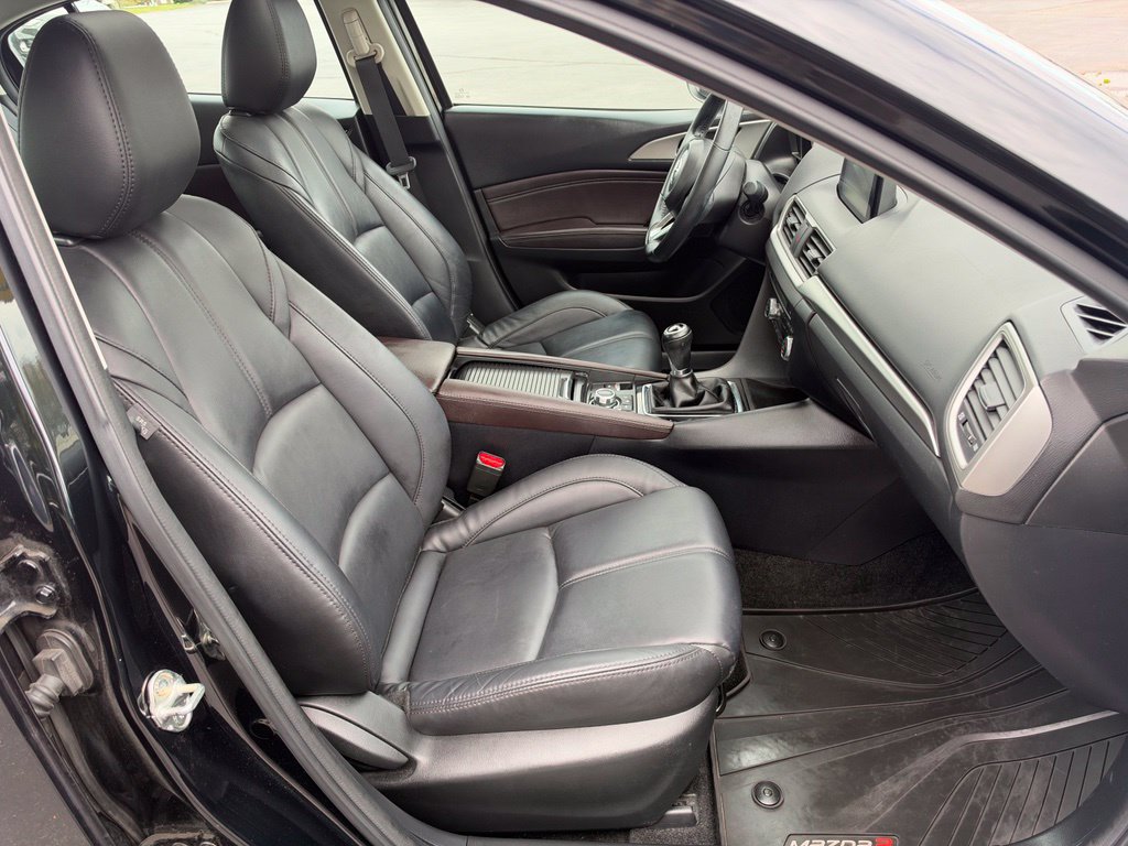 Used 2018 MAZDA MAZDA3 Touring FWD image 11