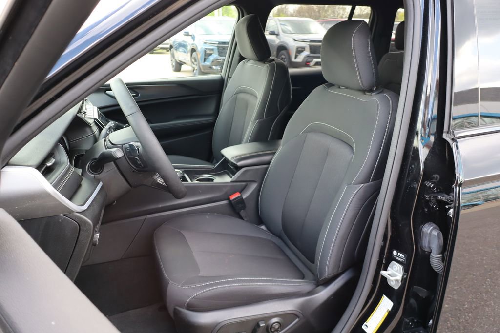 Used 2024 Jeep Grand Cherokee Laredo w/ Luxury Tech Group I AWD/4WD image 10