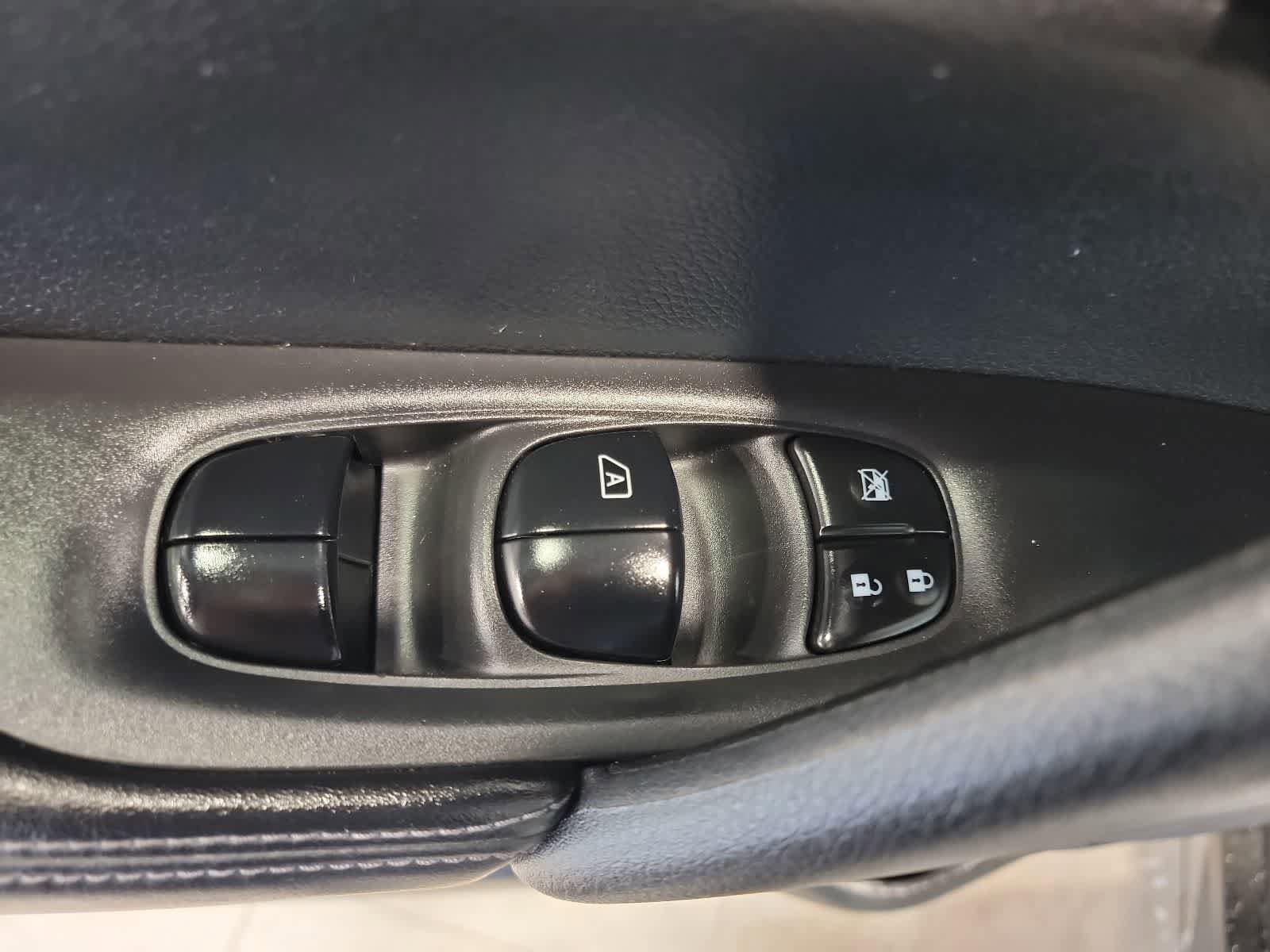 Used 2019 Nissan Rogue S AWD/4WD image 14