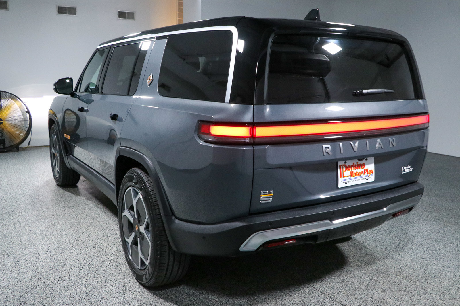 Used 2024 Rivian R1S Adventure AWD/4WD image 8