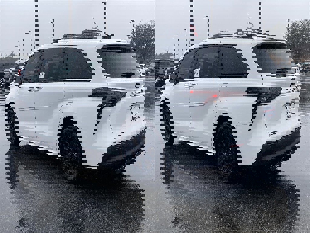 New 2026 Toyota Sienna XLE Woodland Edition image 7