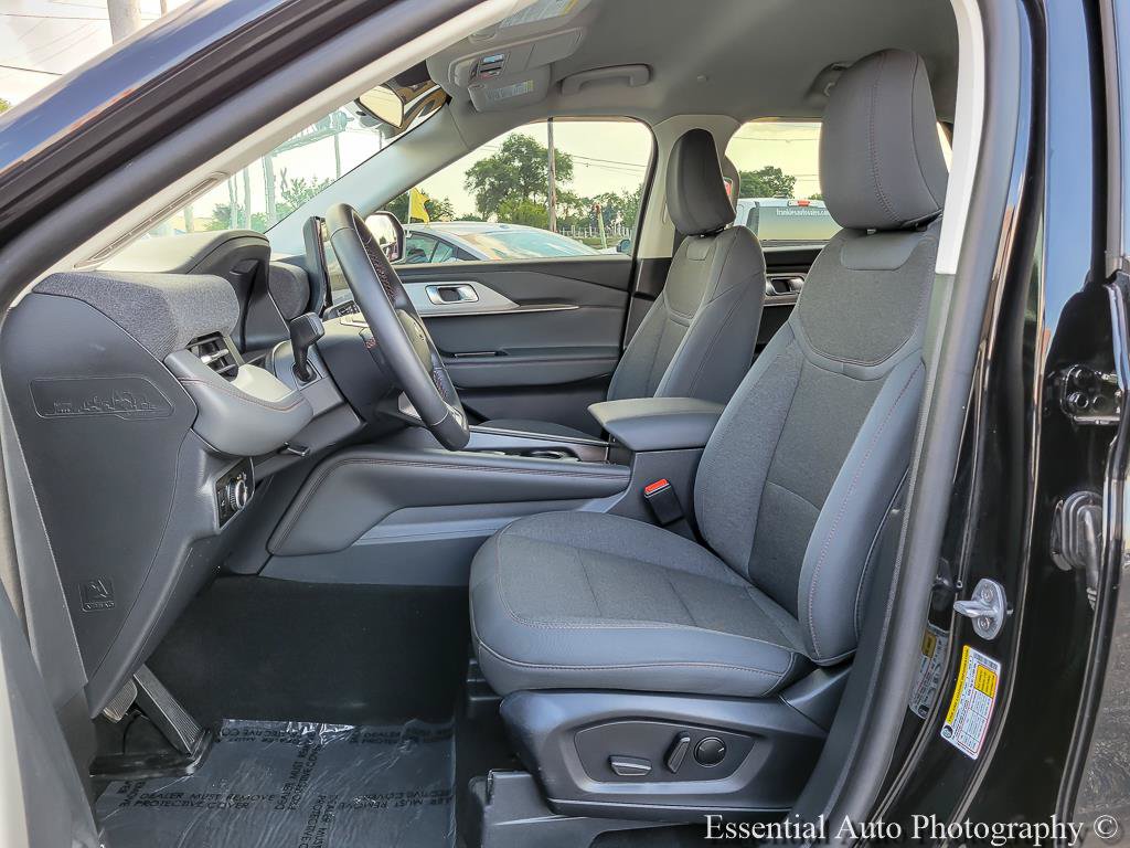 Used 2025 Ford Explorer Active AWD/4WD image 9