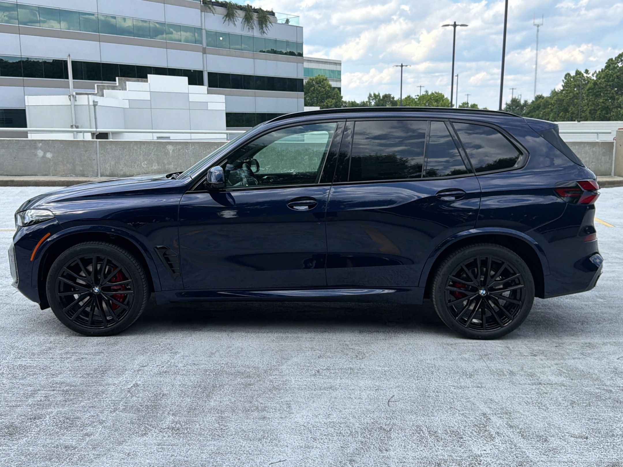 New 2026 BMW X5 xDrive40i w/ M Sport Package AWD/4WD image 2