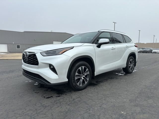 Certified 2022 Toyota Highlander XLE image 3