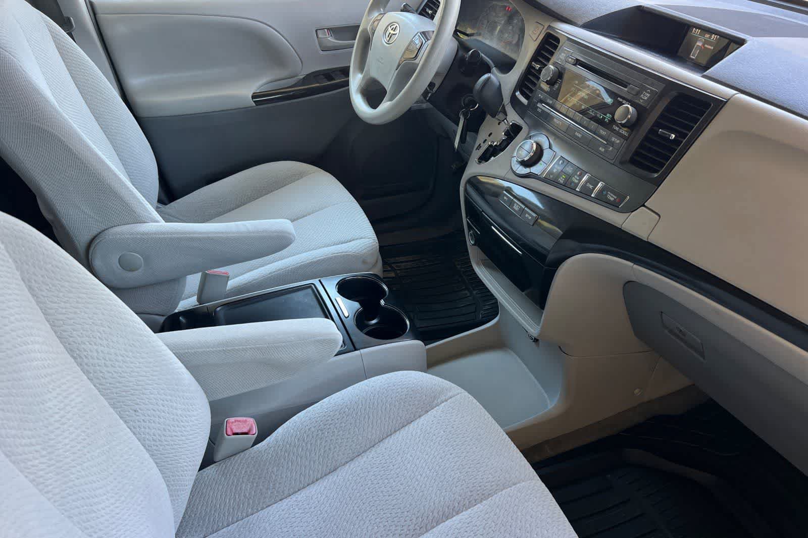 Used 2014 Toyota Sienna LE FWD image 18