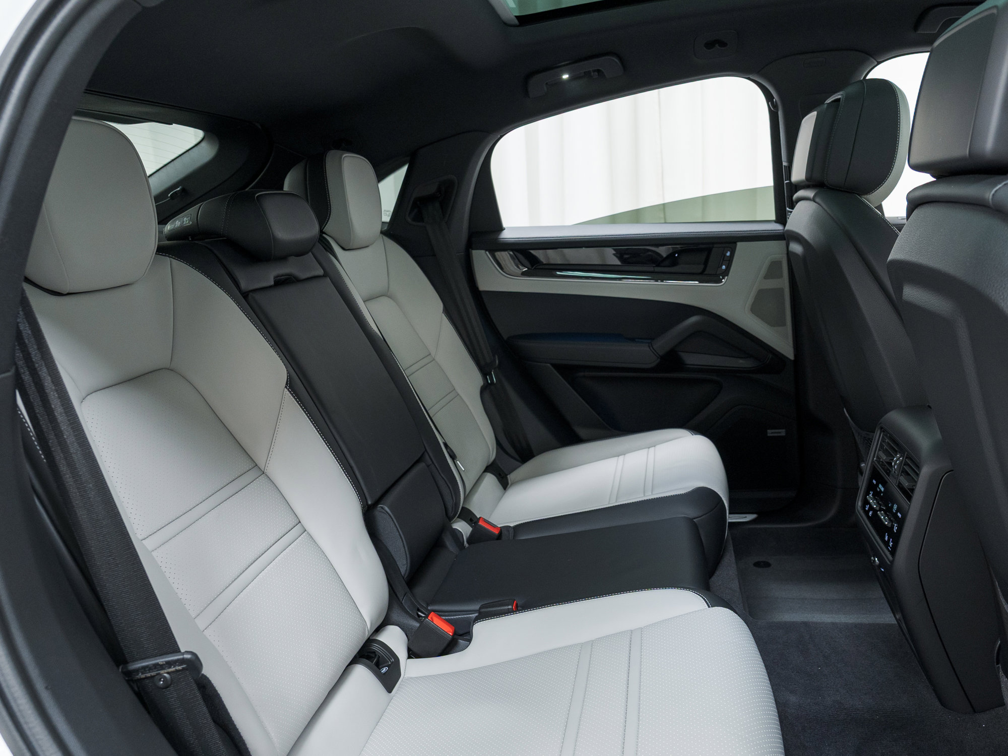 Used 2025 Porsche Cayenne S image 27