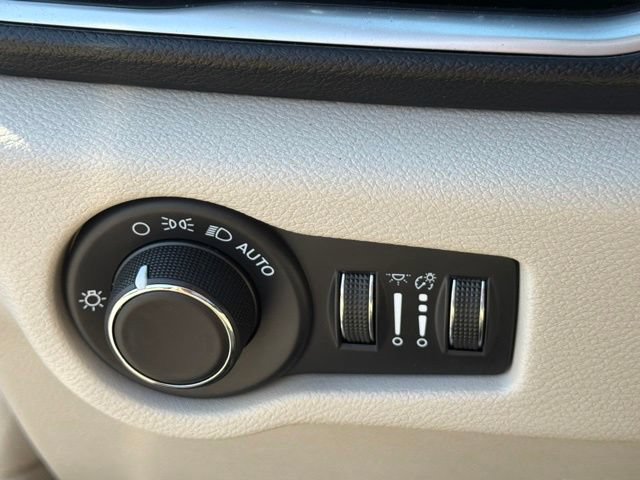 Used 2023 Chrysler Voyager LX FWD image 30