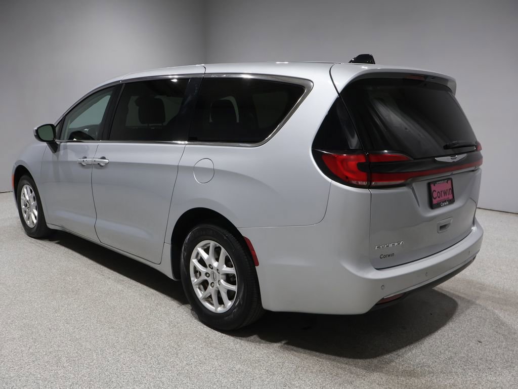 Used 2023 Chrysler Pacifica Touring-L image 4