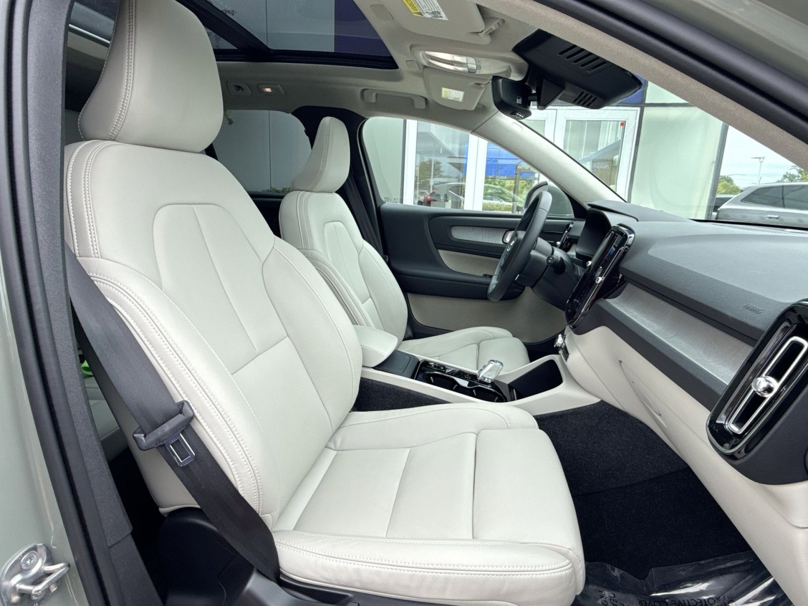 Certified 2025 Volvo XC40 B5 Ultra w/ Protection Package Premier AWD/4WD image 27