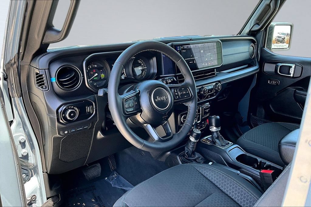 Used 2025 Jeep Wrangler Unlimited Rubicon 4xe w/ Convenience Group AWD/4WD image 4