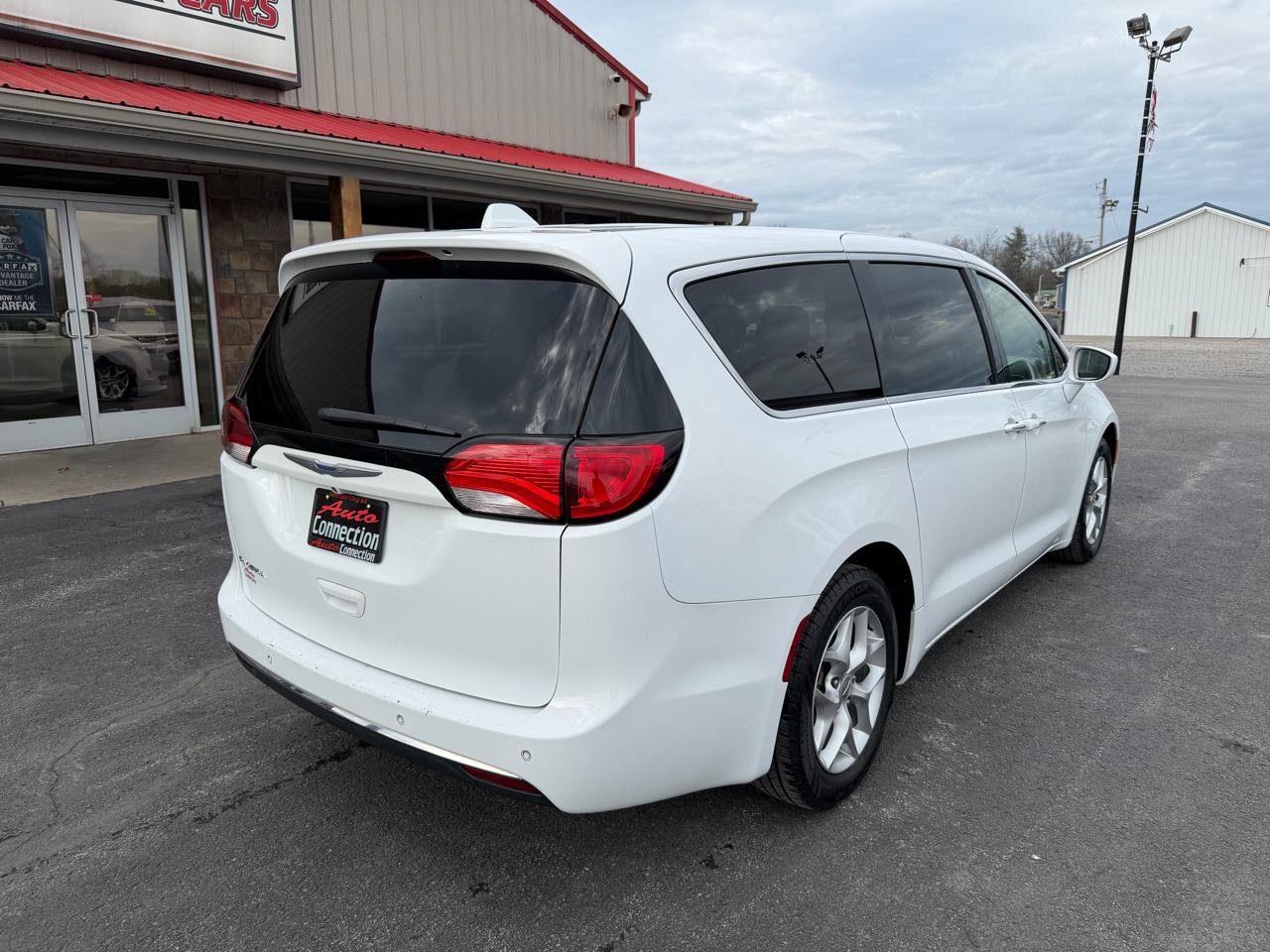 Used 2018 Chrysler Pacifica Touring Plus w/ Tire & Wheel Group image 4