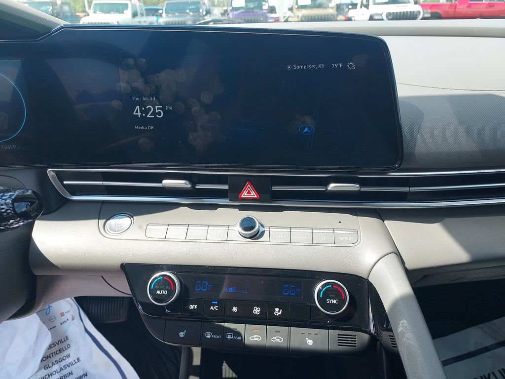 Used 2025 Hyundai Elantra SEL FWD image 21
