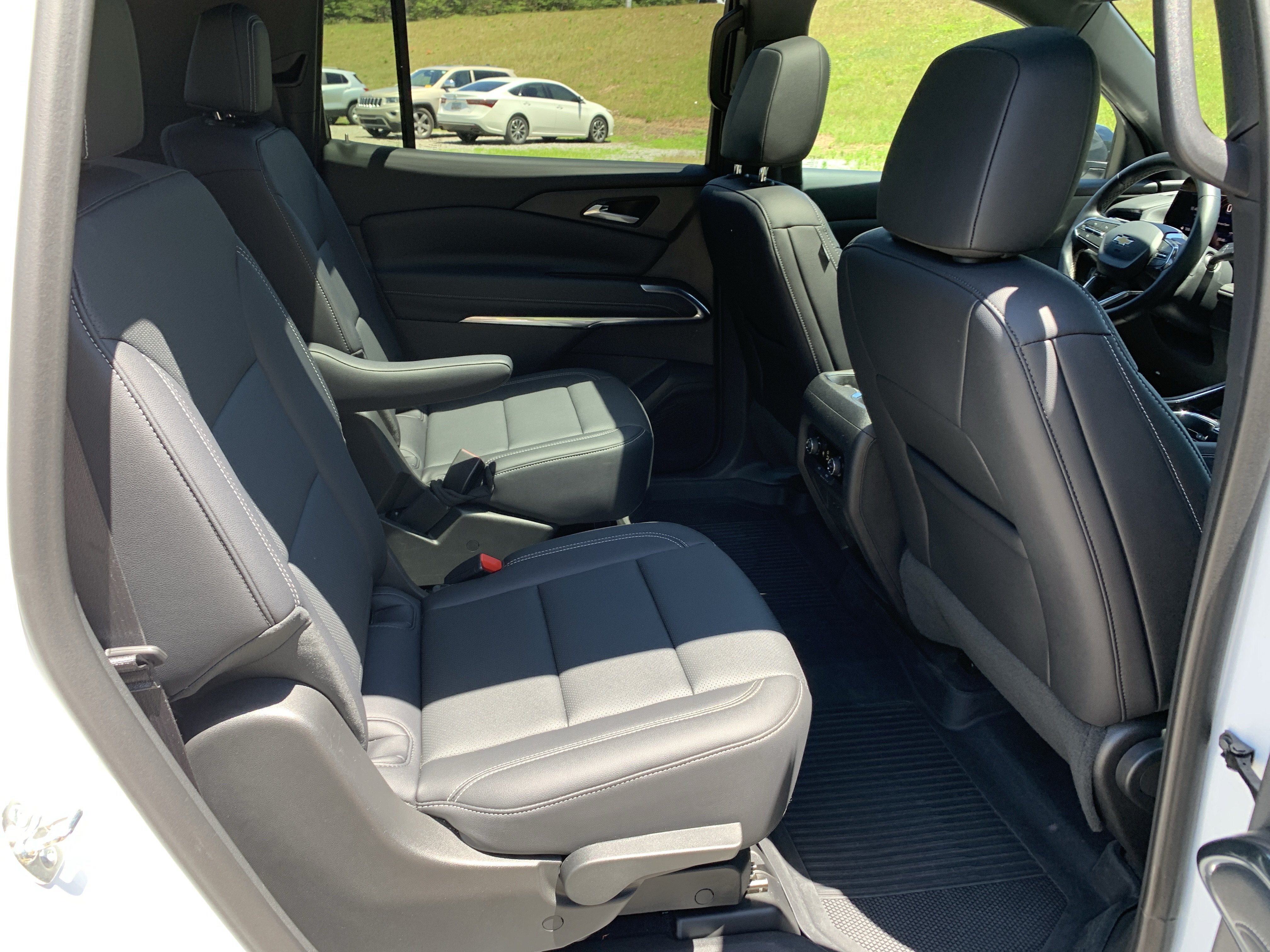 Used 2025 Chevrolet Traverse LT w/ Sun and Wheel Package FWD image 32