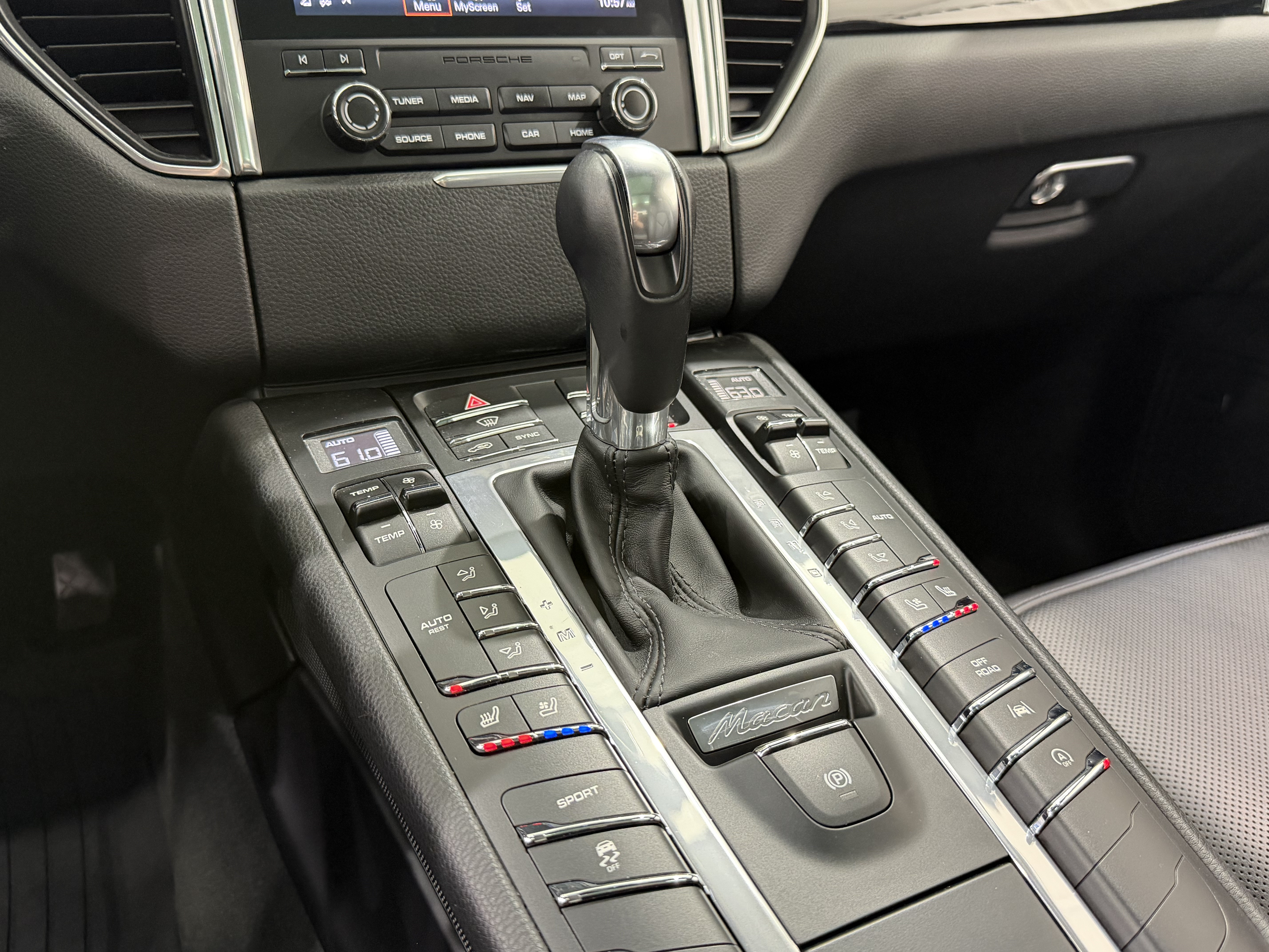 Certified 2018 Porsche Macan AWD/4WD image 37