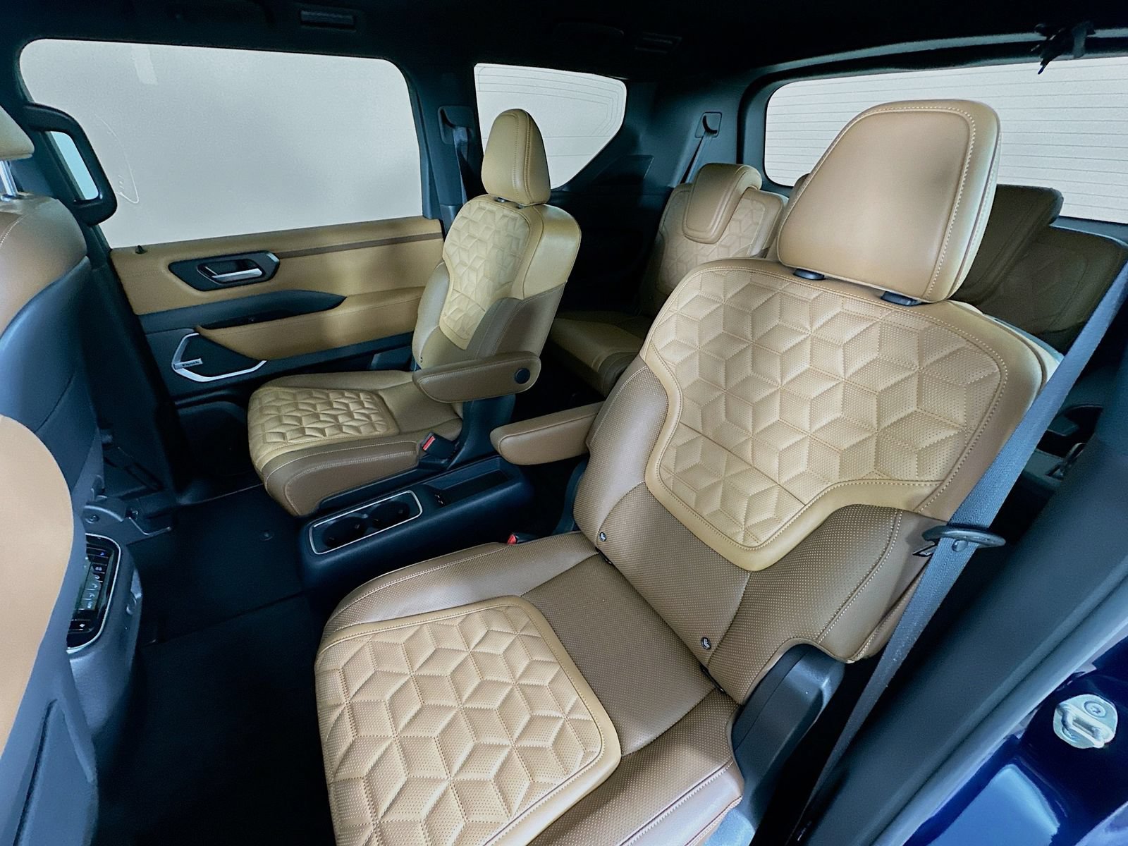 Used 2025 Nissan Armada Platinum Reserve AWD/4WD image 37