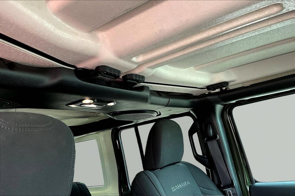 Used 2022 Jeep Wrangler Unlimited Sahara AWD/4WD image 28