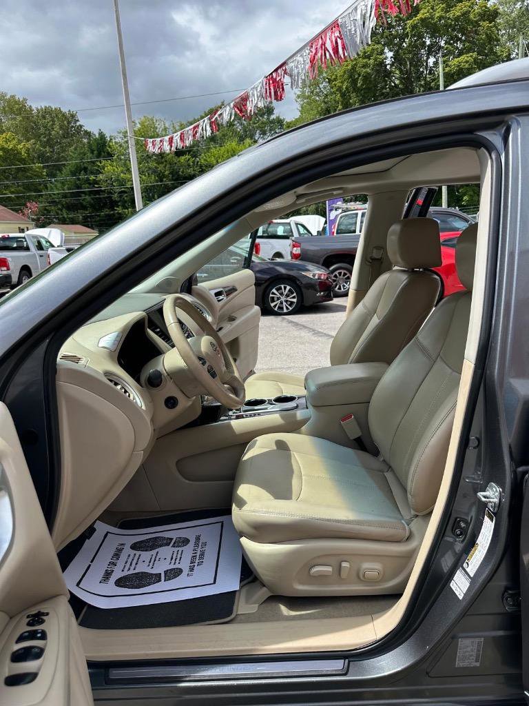 Used 2015 Nissan Pathfinder Platinum w/ Family Entertainment Package FWD image 14