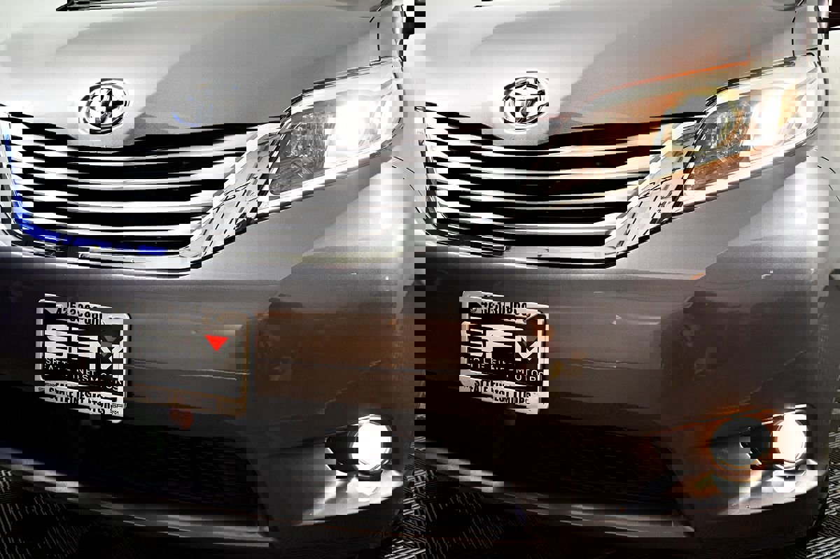 Used 2015 Toyota Sienna XLE image 12